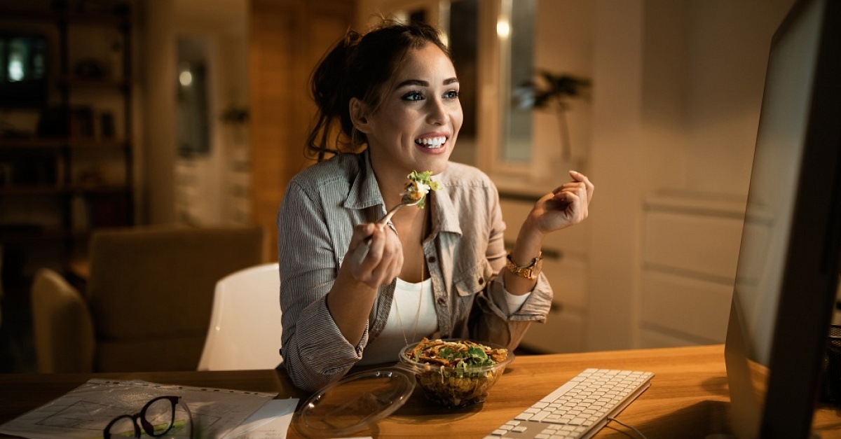 Family around the table. Eating from home. Семья ест пиццу и смотрит телевизор. Девушка и рутина. Eating from home.