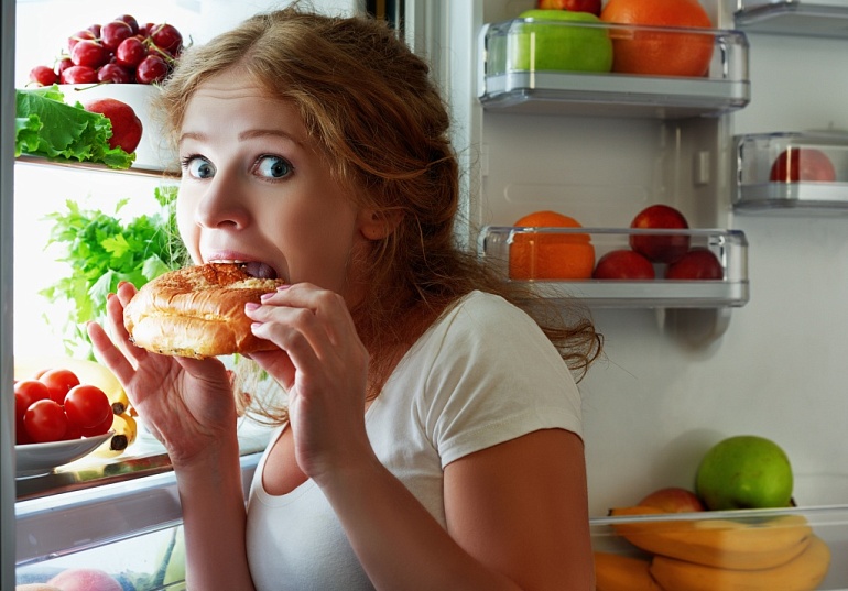 Так ли уж сильно влияет еда на ночь на вес?