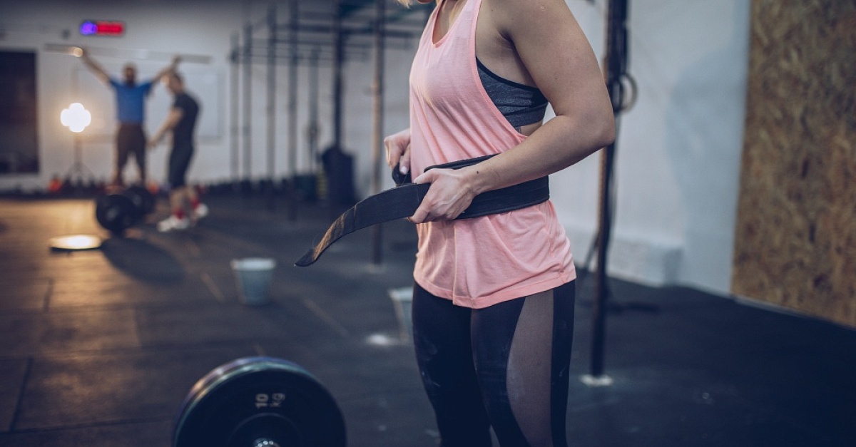 Как выбрать тяжелоатлетический пояс для силовых упражнений девушкам